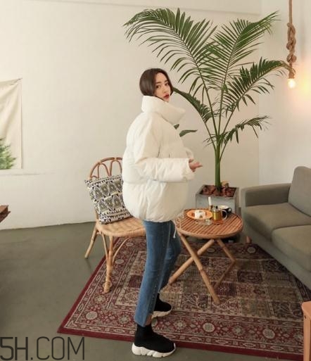 白色面包服怎么搭配？可愛與時尚并存的冬日穿搭
