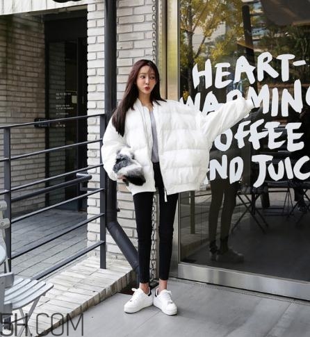 白色面包服怎么搭配？可愛與時尚并存的冬日穿搭