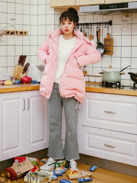 粉色面包服配什么褲子？少女心爆棚的經(jīng)典搭配