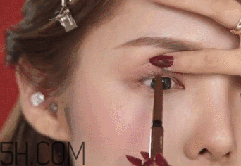 V型眼線怎么畫？V型眼線畫好美到冒泡