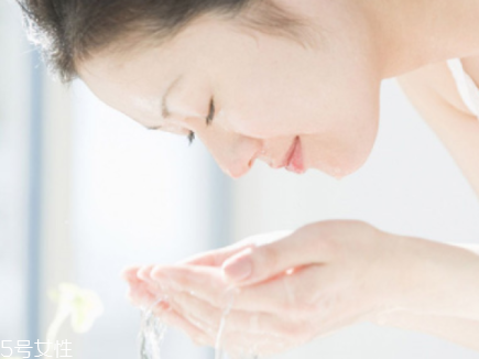 冬季怎么洗臉？洗臉?biāo)澜遣蝗蒎e過