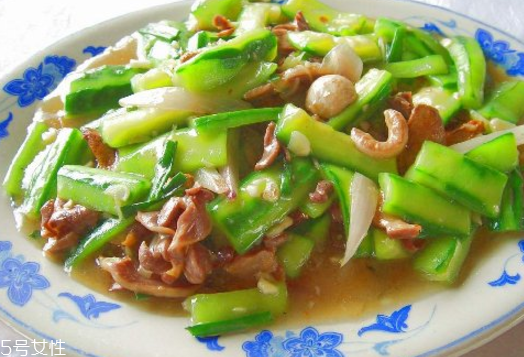 絲瓜的土腥味怎么去除？絲瓜切后不變色小技巧
