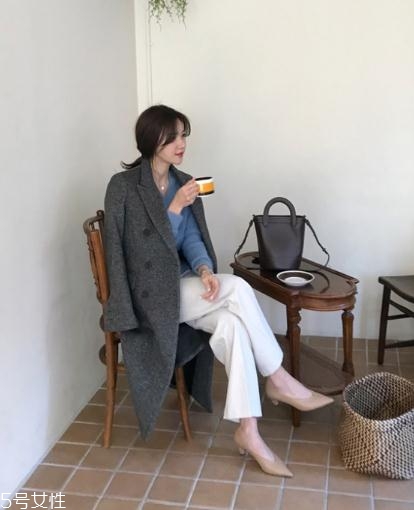 灰色大衣配什么顏色的毛衣？分分鐘穿出高級(jí)范兒