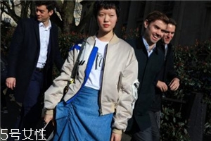 飛行員夾克里面穿什么？溫暖時尚兩不誤