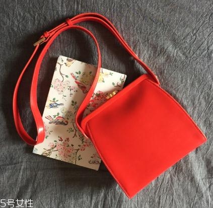 露露guinness什么檔次？這款紅唇包再不買就out了