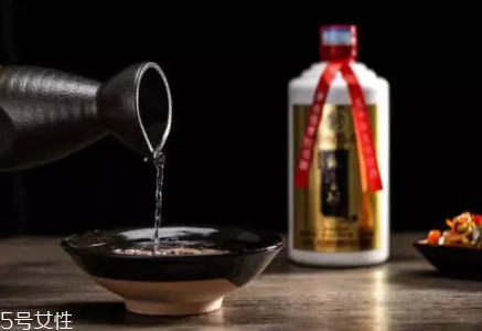 喝白酒有哪些好處？喝點(diǎn)白酒能激活腸胃