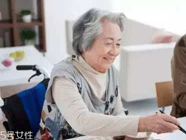 加齡臭怎么去除？老人氣治療應(yīng)內(nèi)外兼修