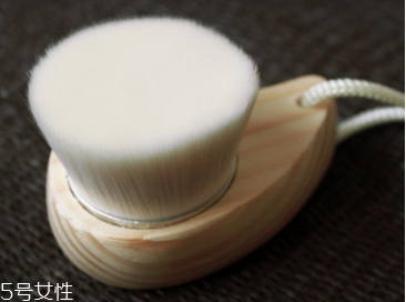 額頭毛孔粗大怎么辦？正確使用潔面刷毛孔會變小