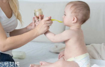 母乳寶寶如何判斷奶量？媽媽記得要多喝奶