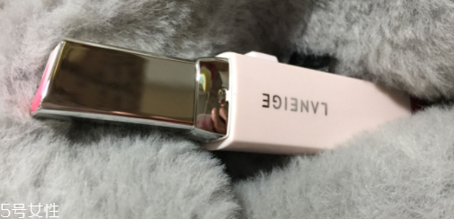 蘭芝V型唇膏01號色是什么樣的？淡粉色很溫婉