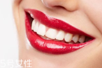 牙齒發(fā)黃是天生的嗎？只是你刷牙偷懶了