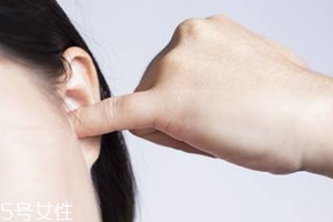 耳屎很黏是什么原因造成的？基因遺傳決定的