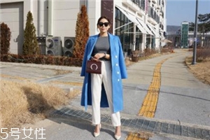藍(lán)色大衣搭配什么包包？為你凹足造型感
