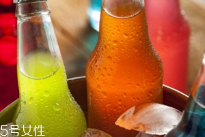 痛風(fēng)得病為什么低齡化？過(guò)量飲用含糖飲料