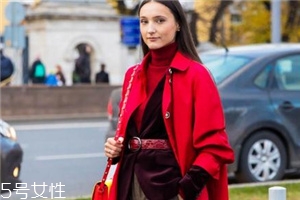 大紅色大衣里面要配什么好看？不同內(nèi)搭不同風(fēng)格