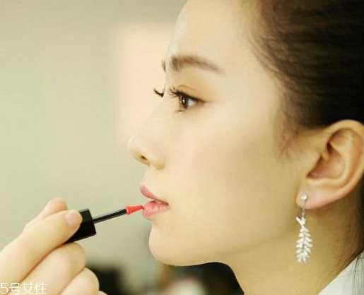 香奈兒唇釉738好看嗎？香奈兒唇釉738試色