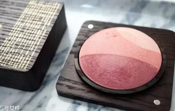 腮紅顏色怎么選？這幾招學(xué)會(huì)一個(gè)就ok