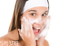 洗臉有白皮怎么回事？洗面奶太強勁