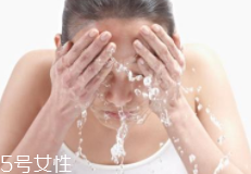 洗臉有白皮怎么回事？洗面奶太強勁