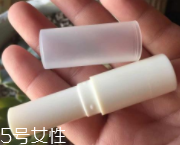 潤唇膏要怎么清潔？用前刮掉一層