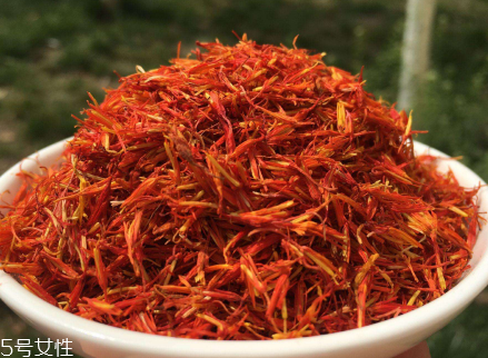 紅花泡腳一次放多少？從小劑量開(kāi)始