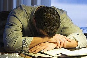 熬夜有哪些風(fēng)險(xiǎn)？小心造成慢性自殺