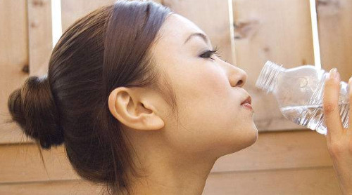 哪些病癥不能多喝熱水？這三類人絕對不能喝熱水