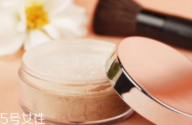 散粉取粉用什么好？粉撲和化妝刷要配合使用