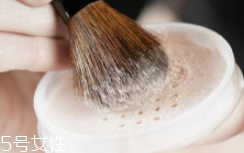 散粉取粉用什么好？粉撲和化妝刷要配合使用