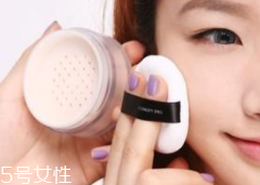 散粉取粉用什么好？粉撲和化妝刷要配合使用