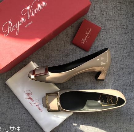 roger vivier是哪個國家的牌子？方扣鞋里的經(jīng)典之作