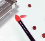 涂唇釉為什么不能抿嘴？沒干之前抿嘴會殘妝