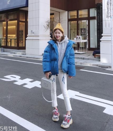 藍(lán)色羽絨服怎么搭配？打破冬日的沉悶感