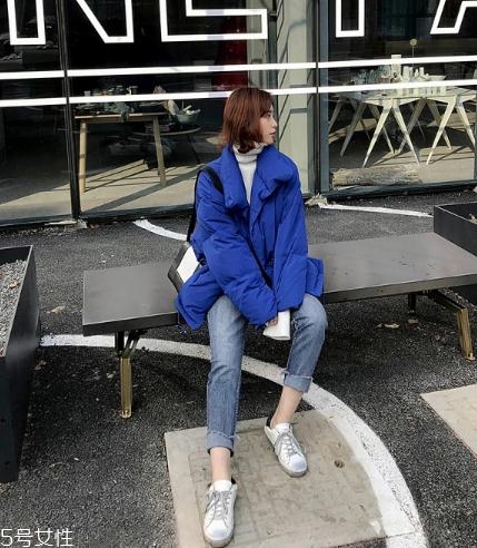 藍(lán)色羽絨服怎么搭配？打破冬日的沉悶感