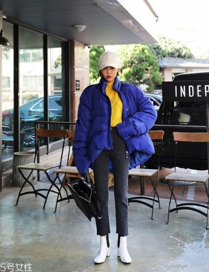 藍(lán)色羽絨服怎么搭配？打破冬日的沉悶感