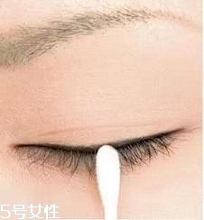 眼線筆畫法 手把手教你基礎眼線畫法