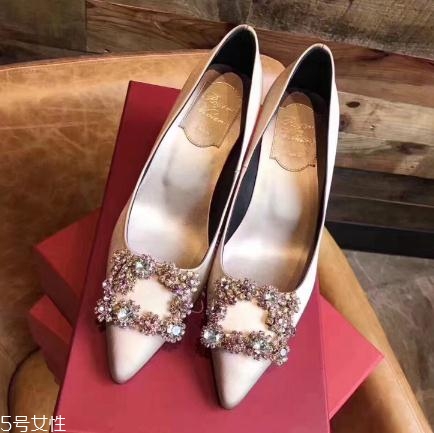 roger vivier鞋子磨腳嗎？時(shí)尚界人手一雙的方扣鞋