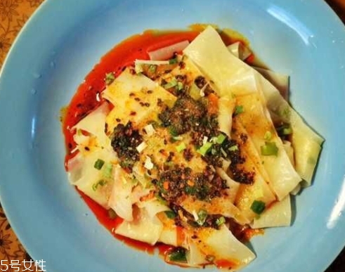 阿寬紅油面皮泡不爛 里面含有膠？