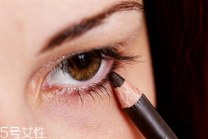 初學(xué)者怎么畫(huà)眼線好？教你如何正確畫(huà)完整眼妝