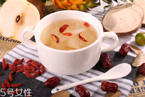 冰糖雪梨梨子能吃嗎？梨和什么一起煮著吃最好？