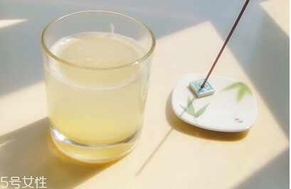 煮梨水要去皮嗎？喝梨水的好處