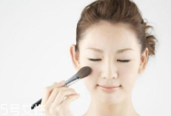 腮紅先還是散粉先？粉狀腮紅用在散粉之后