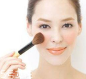 腮紅先還是散粉先？粉狀腮紅用在散粉之后