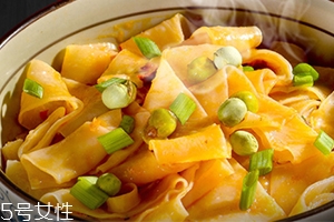 阿寬四川鋪蓋面煮還是拌？來看看鋪蓋面食用方法