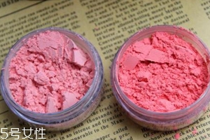 胭脂粉和腮紅膏哪個更好上色？胭脂粉適合油皮