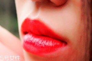 唇膏怎么涂出豐唇？唇中點珠光