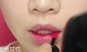 唇膏怎么涂出豐唇？唇中點珠光