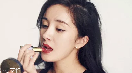中年女性如何挑選口紅色號？帶藍(lán)色調(diào)唇色最美