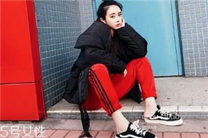 紅色褲子配什么顏色上衣？搭配對顏色才不會俗氣