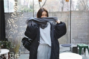 灰色圍巾配什么顏色的衣服好看？來跟著街拍達人學學